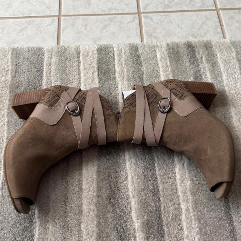 Earthies 8 1/2 Womens Taupe Suede bootie - Picture 4 of 5